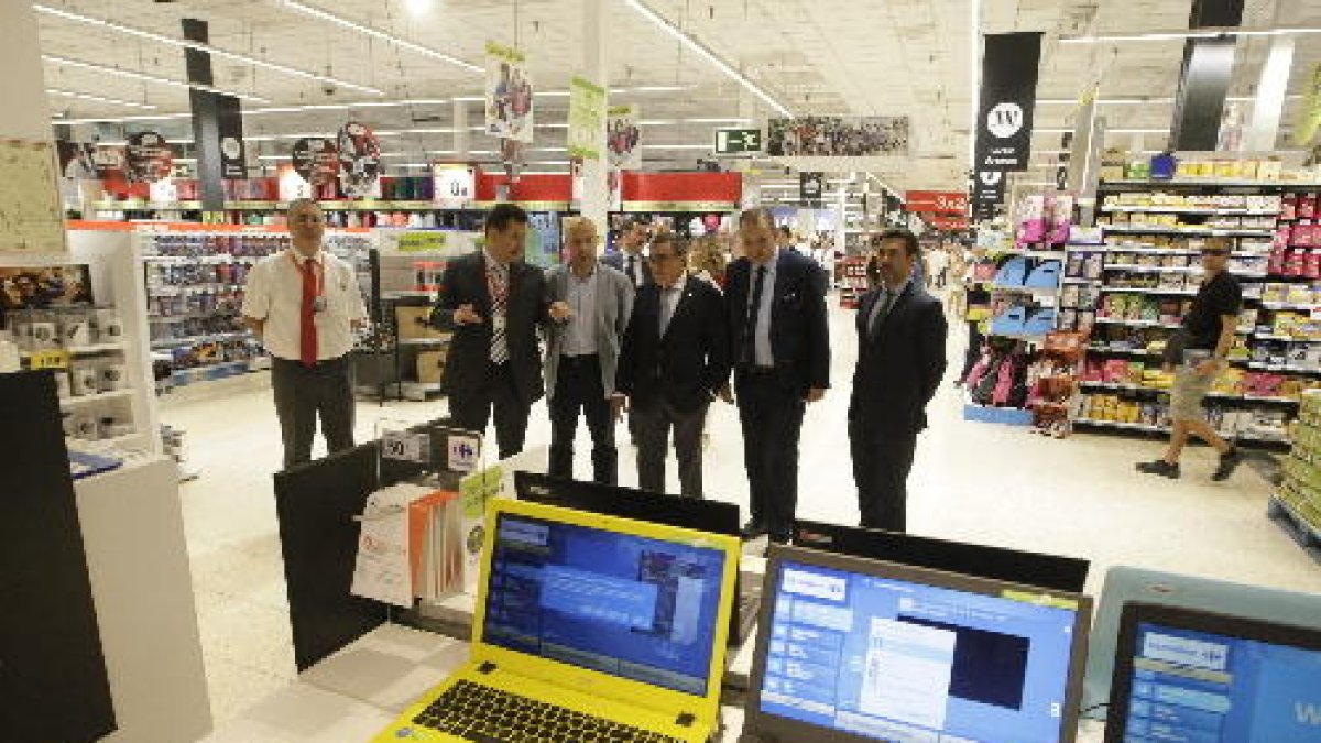 El director de Carrefour Lleida, Filomeno García, explica a l’alcalde la renovació de les instal·lacions.