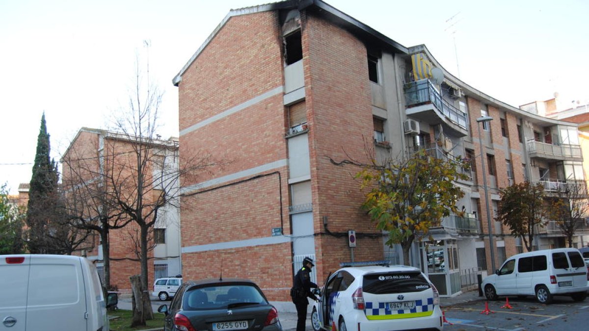 Una patrulla de la Policia Local vigilava ahir el bloc afectat per l’incendi a Mollerussa.