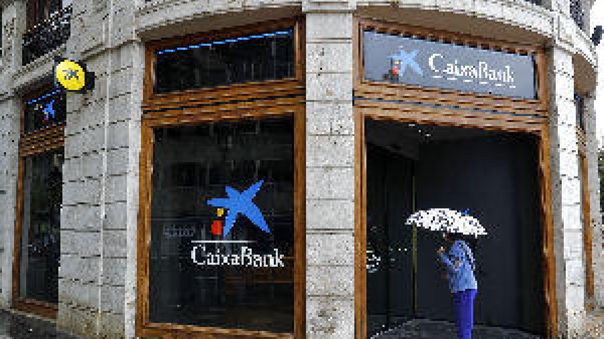 CaixaBank ofereix baixes indemnitzades, però no descarta sortides forçoses