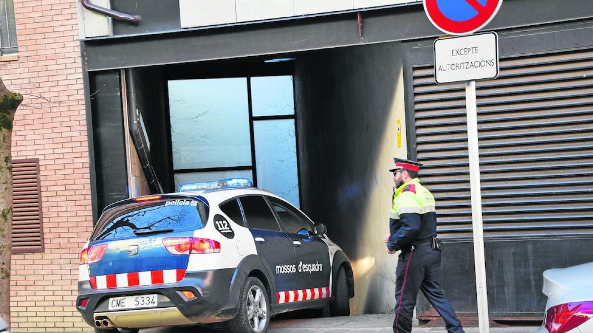 El detenido, ayer entrando en un coche policial al juzgado. 