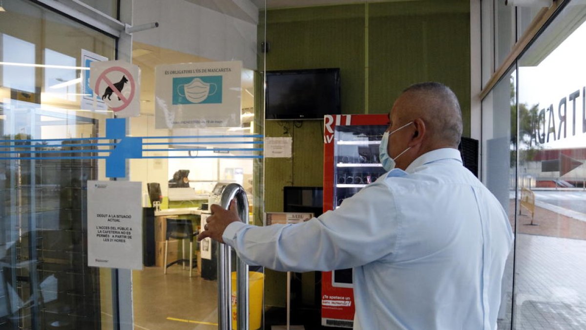 Un vigilante controla las entradas en la cafetería del Arnau.
