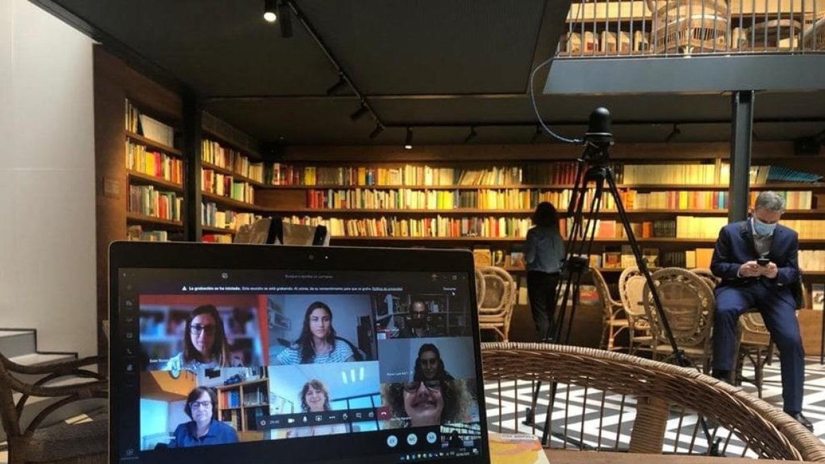 Presentación virtual de la novela de Care Santos en la nueva librería Ona de Barcelona.