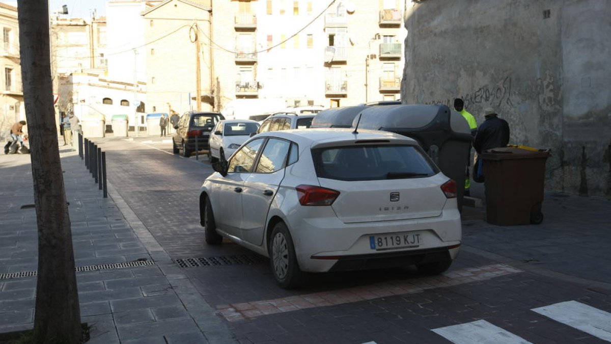 Un cotxe per la plaça del Dipòsit després del canvi de sentit.