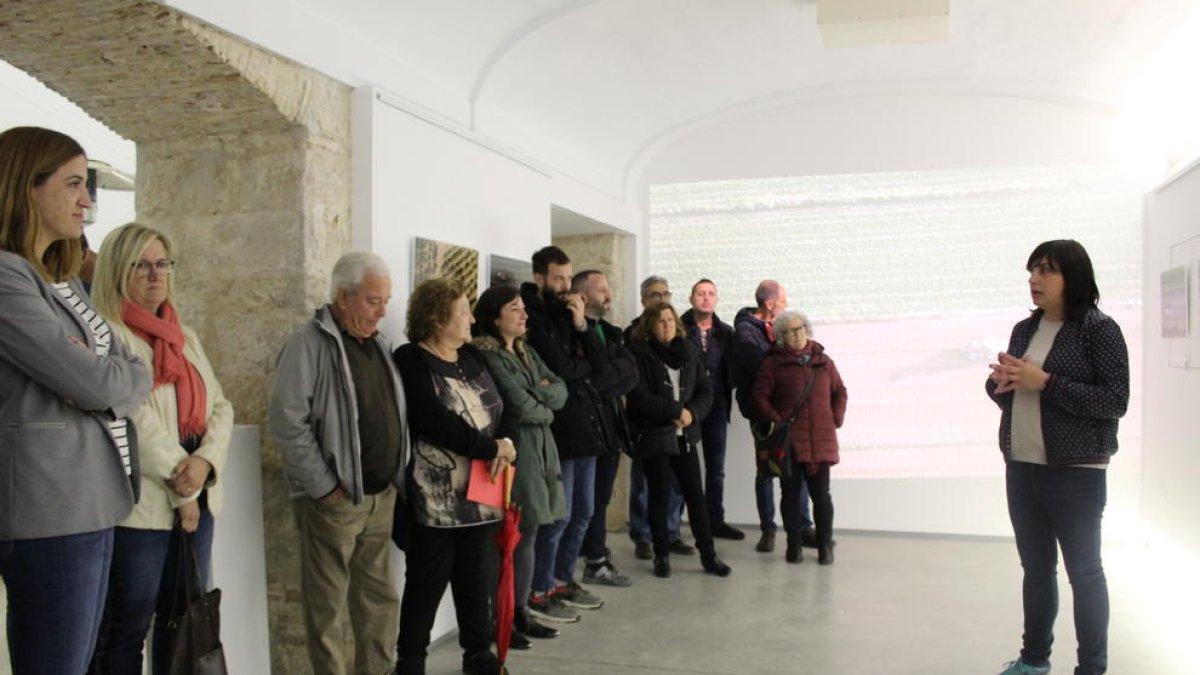 L’artista Sara Boldú (dreta) va inaugurar l’exposició.