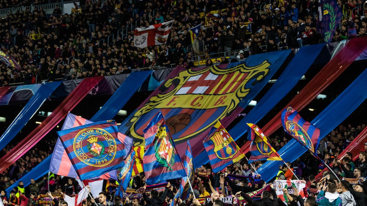 La grada d’animació del FC Barcelona durant el partit de Champions contra el Dortmund.