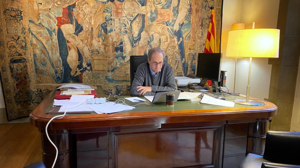 Imagen de archivo del president de la Generalitat, Quim Torra, en su despacho.