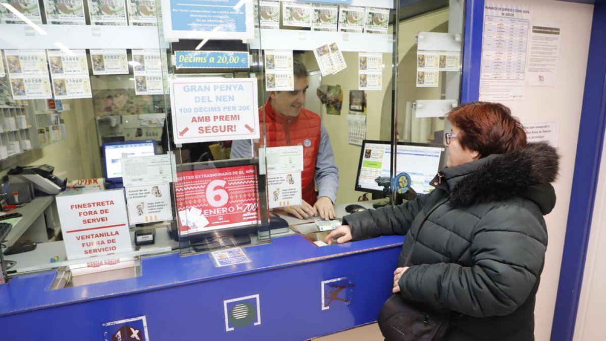 Algunas administraciones aprovecharon ayer la apertura comercial para las últimas ventas, como la número 1 de Francesc Macià de Lleida. 