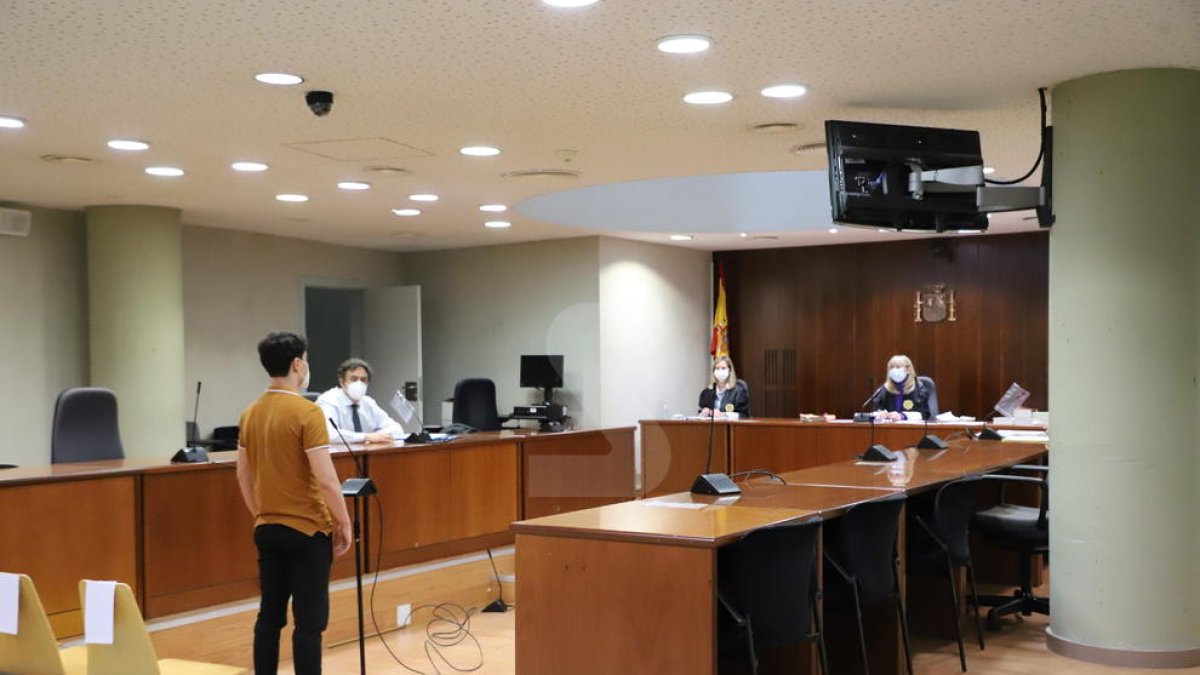 El joven, ahora absuelto, durante el juicio en la Audiencia de Lleida.