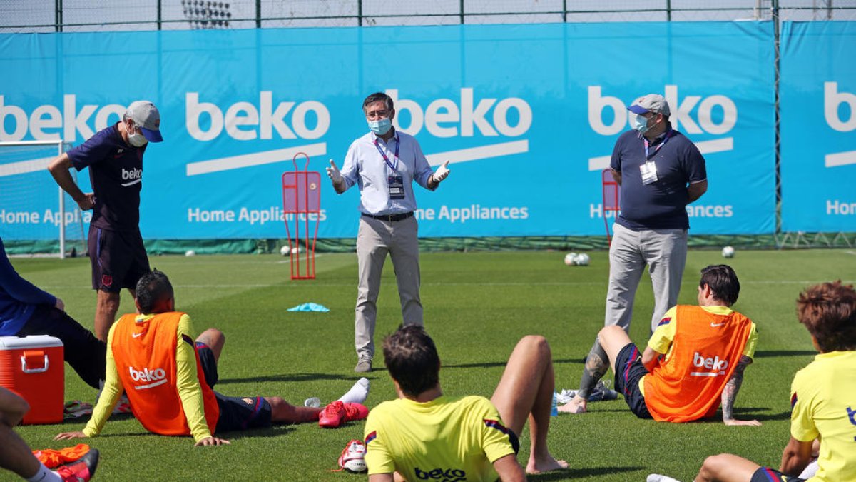 Josep Maria Bartomeu es va reunir amb el primer equip de futbol per demanar-los un nou esforç.