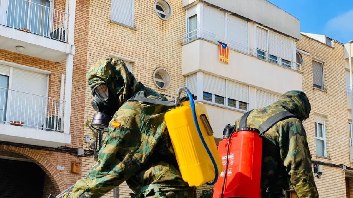 Militars desinfectant els carrers de Sant Joan de Vilatorrada.
