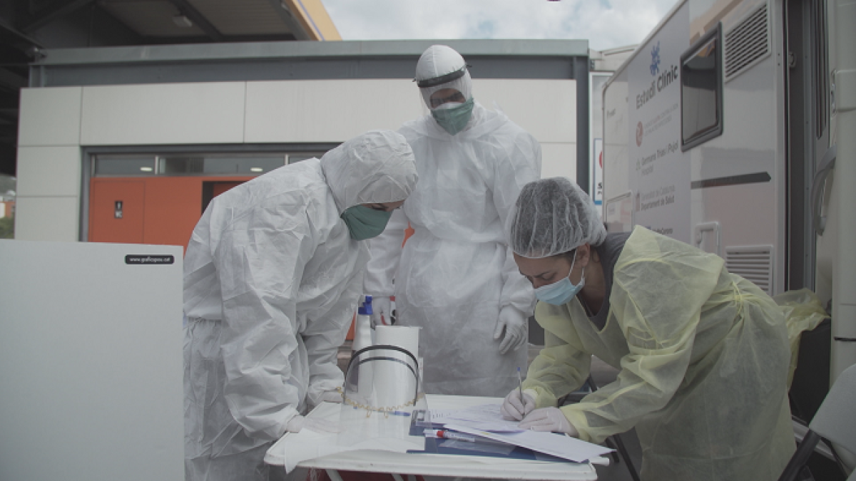 El equipo científico durante el experimento de su ensayo clínico.