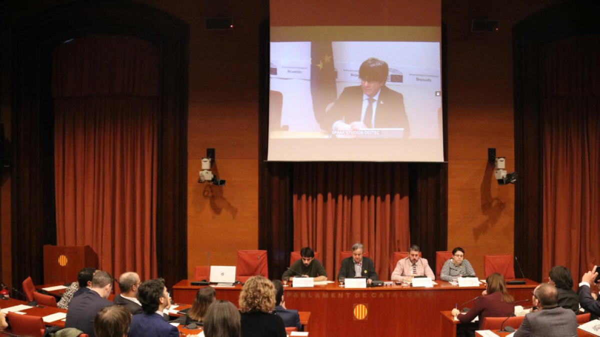L'expresident del Govern Carles Puigdemont compareix des del Parlament Europeu a la comissió d'investigació del 155 al Parlament.
