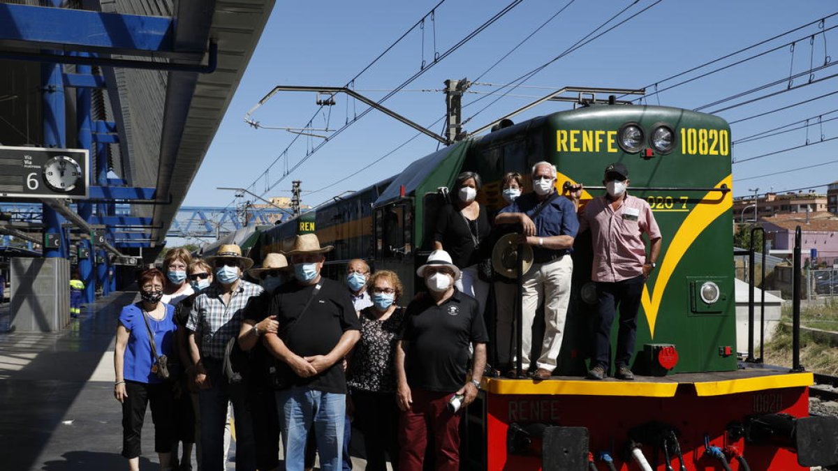 Uno de los grupos de pasajeros que ayer tuvieron que abandonar el Tren turístico al decretarse el confinamiento del Segrià. 