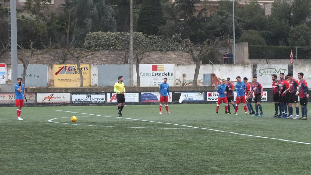 El partido, suspendido en su día, se reanudó en el minuto 68 con esta falta a favor del Vista Alegre.