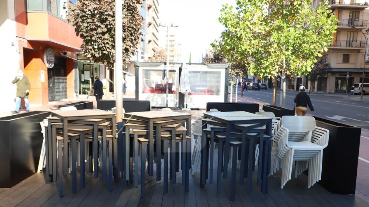 Un bar cerrado este viernes en Lleida.