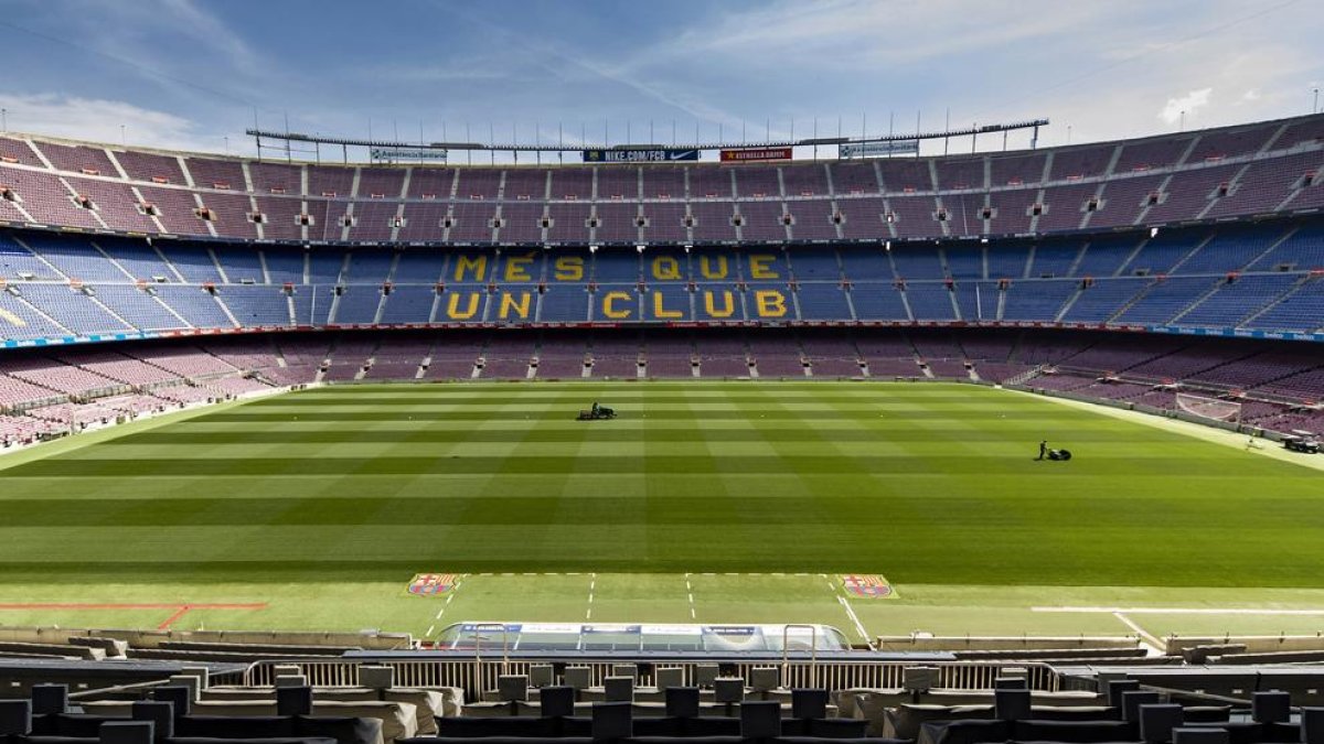 El Barça ha seguido cuidando el césped del Camp Nou con un grupo de servicios mínimos.