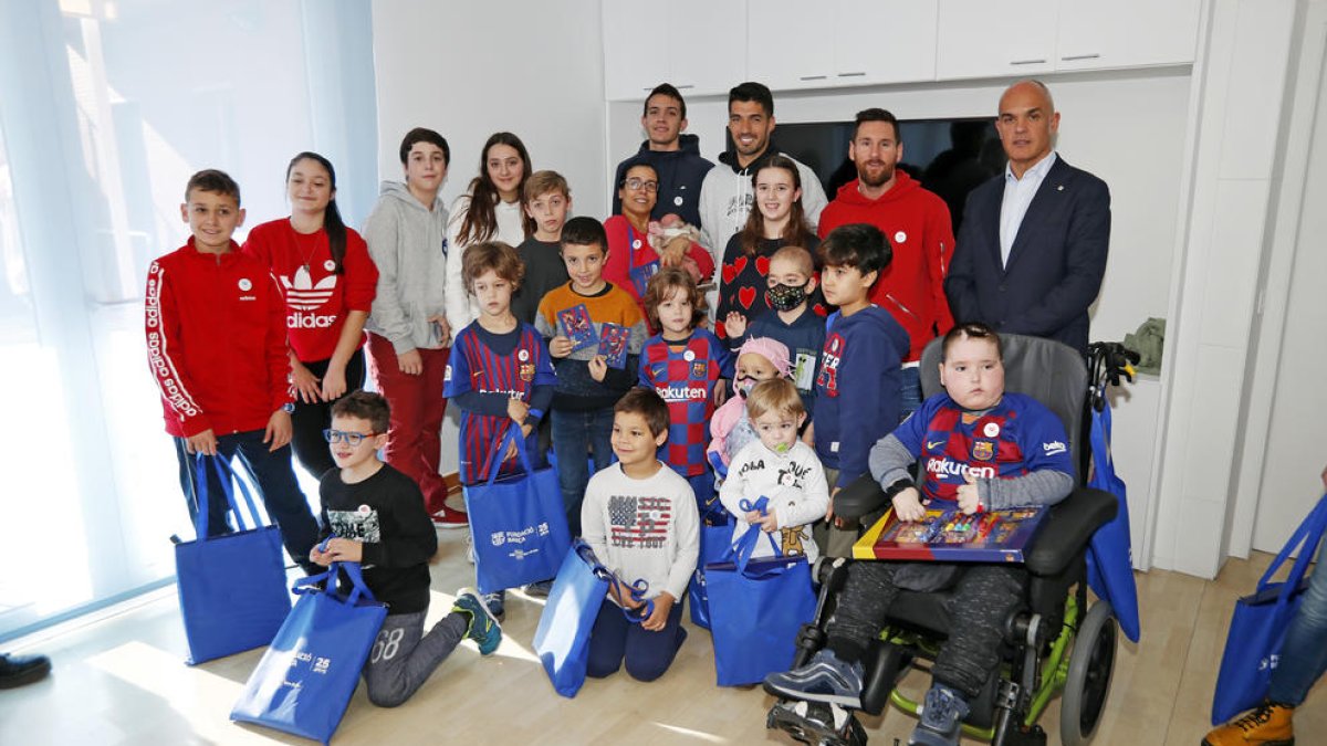 Suárez i Messi, com la resta de companys, van fer ahir la tradicional visita nadalenca a hospitals.