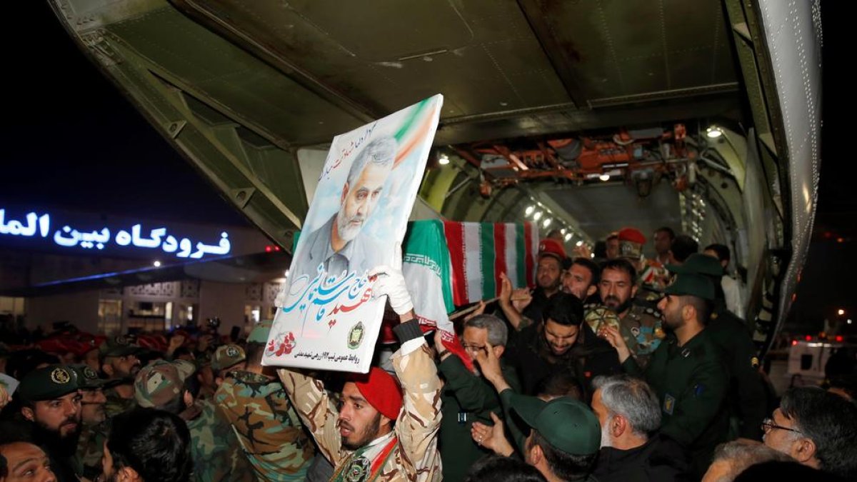 El féretro del general iraní Soleimani a su llegada a Teherán desde Irak, donde le asesinó EEUU.