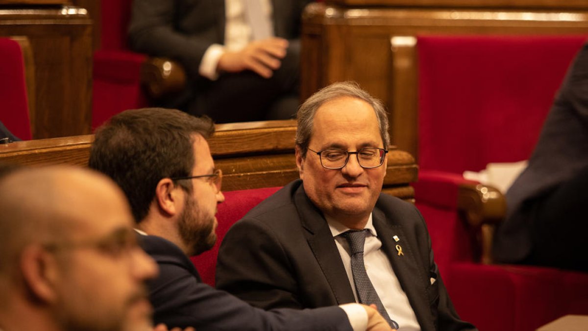 El president Torra, dissabte al Parlament, encaixant la mà amb el vicepresident Aragonès.