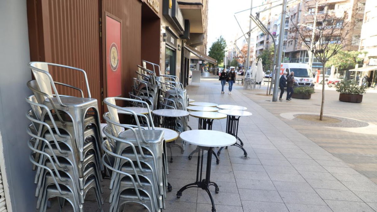 Un bar cerrado en Lleida.
