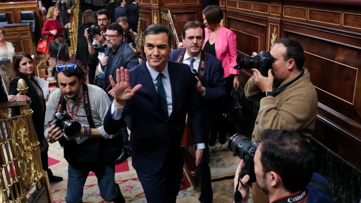 Sánchez, ayer, al abandonar el Congreso tras la votación. Mañana sí que logrará la investidura.