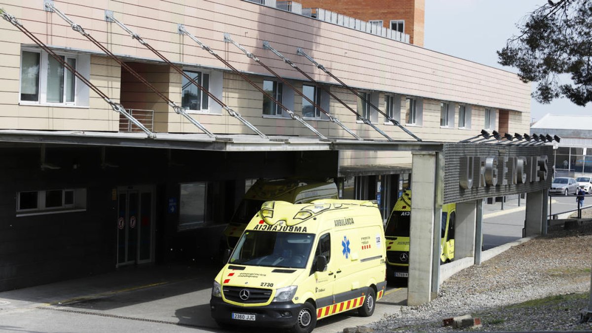 Ambulancias aparcadas ayer frente a la unidad de Urgencias del hospital Arnau de Vilanova de Lleida.