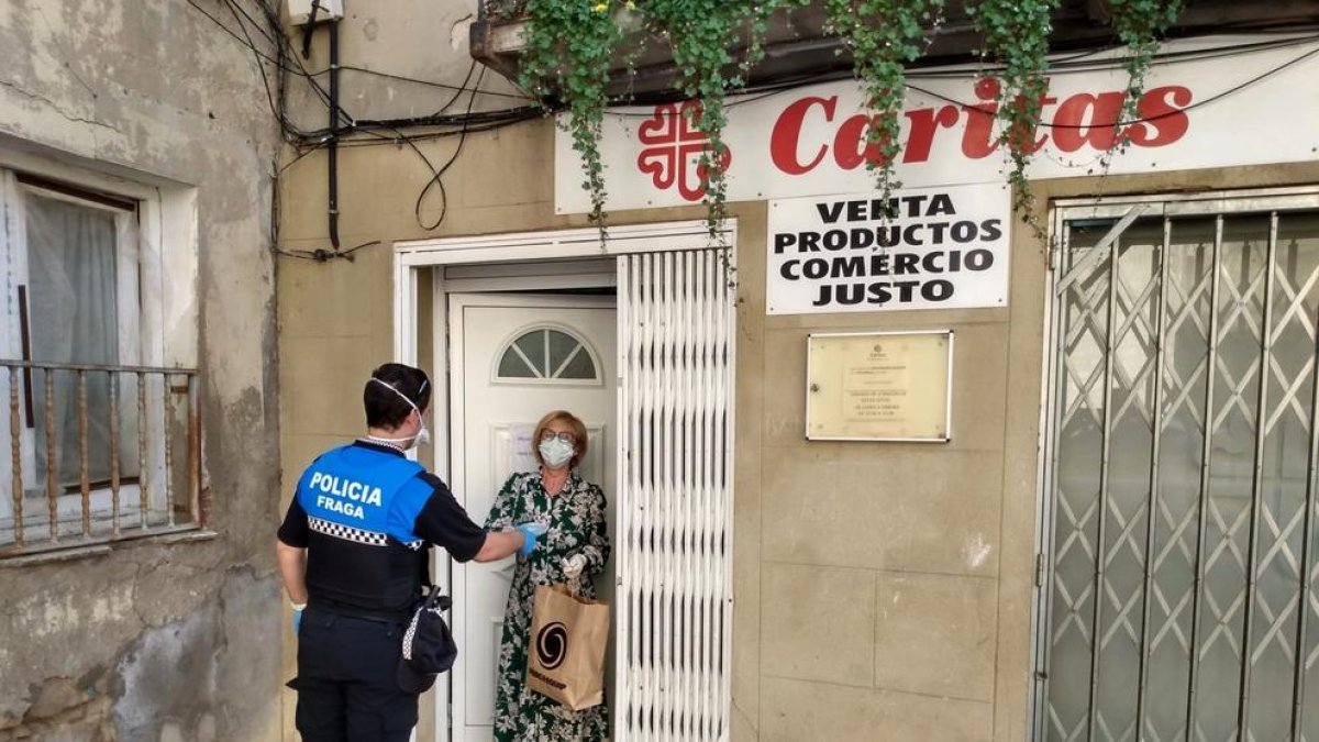 Reparto de mascarillas en la capital del Baix Cinca.