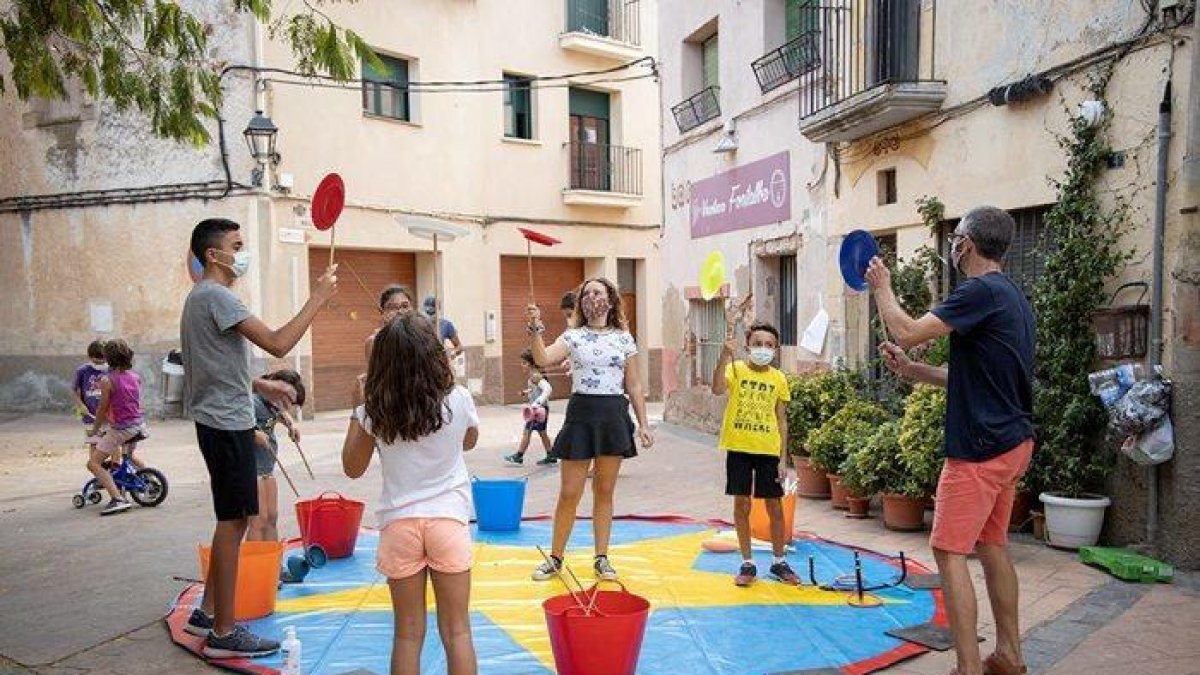 Taller de circo con la Circoteca de la compañía Passabarret programado en Ulldemolins el pasado mes de septiembre.