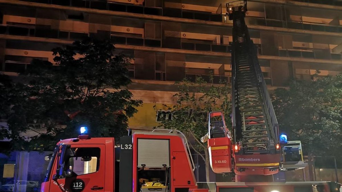 Rescatats al quedar-se tancats al balcó del seu pis a Cappont