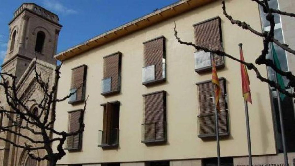 Vista del ayuntamiento de Fraga, en el centro histórico.