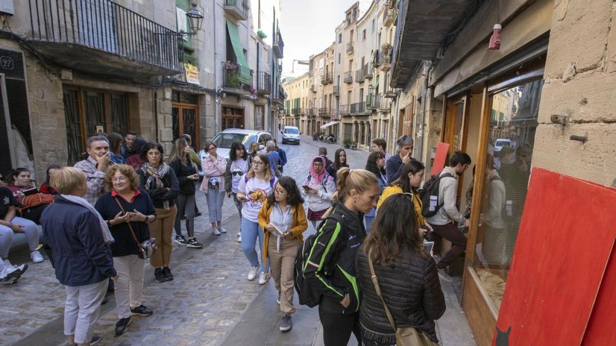 Estudiantes de la Escola d’Arts Leandre Cristòfol en uno de los establecimientos de Cervera.