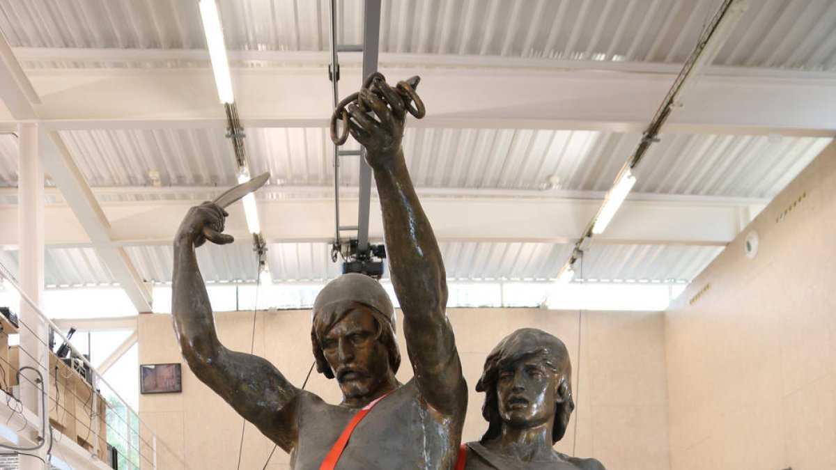 L'estàtua d'Indíbil i Mandoni al Centre de Restauració de Béns Mobles de Catalunya.