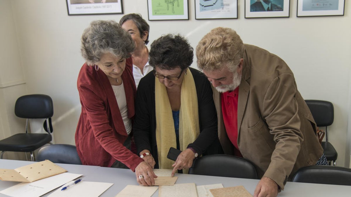 Helena Malagón Perenya i els professors Margarida Prats i Joan Ramon Veny, amb les cartes del poeta.