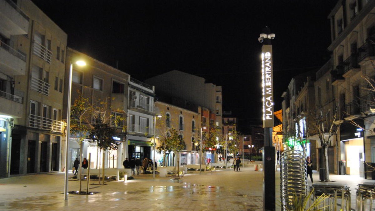 Vista nocturna de la plaça Manuel Bertrand.