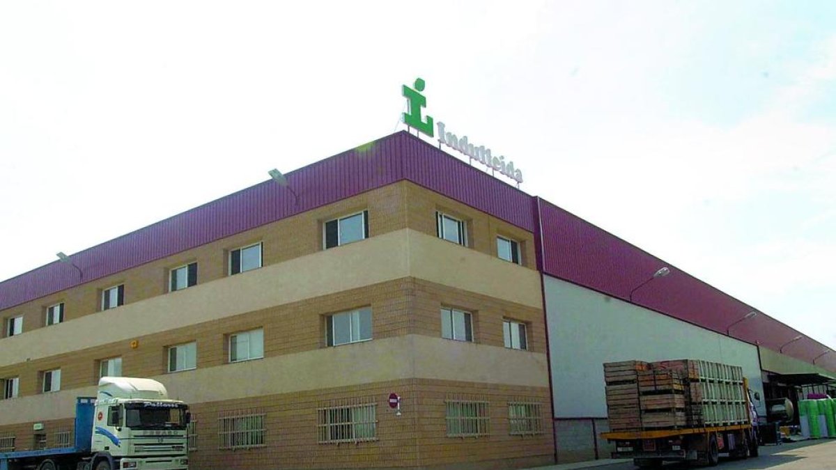 Vista de las instalaciones de la empresa transformadora de fruta Indulleida en Alguaire.