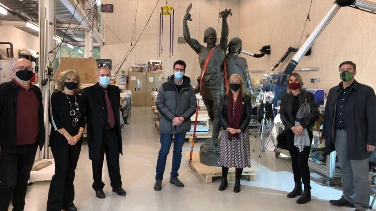 Las autoridades ante la estatua en el centro de restauración en Valldoreix.