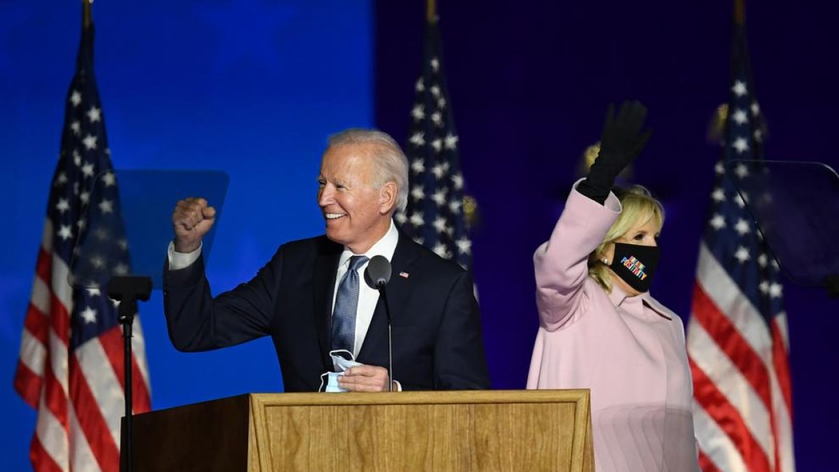 El candidato demócrata a la Presidencia de EE.UU., Joe Biden , junto a su esposa,. Jill Biden, en el Chase Center de Wilmington.
