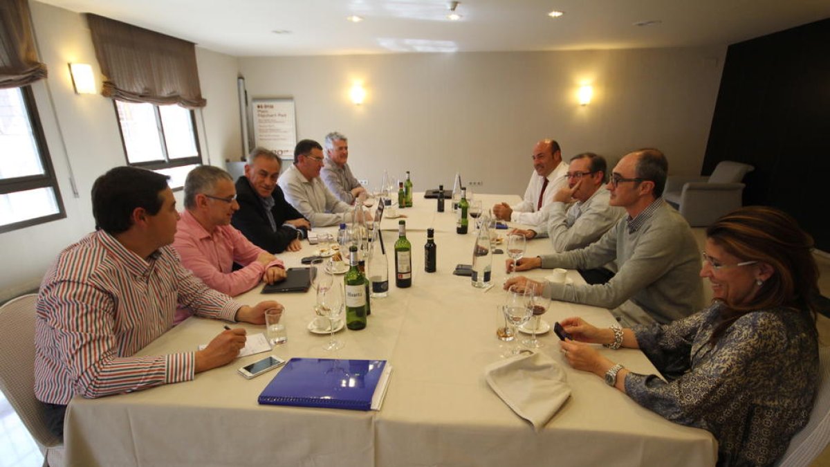 La mayoría de los socios fundadores de la entidad, durante una reunión.