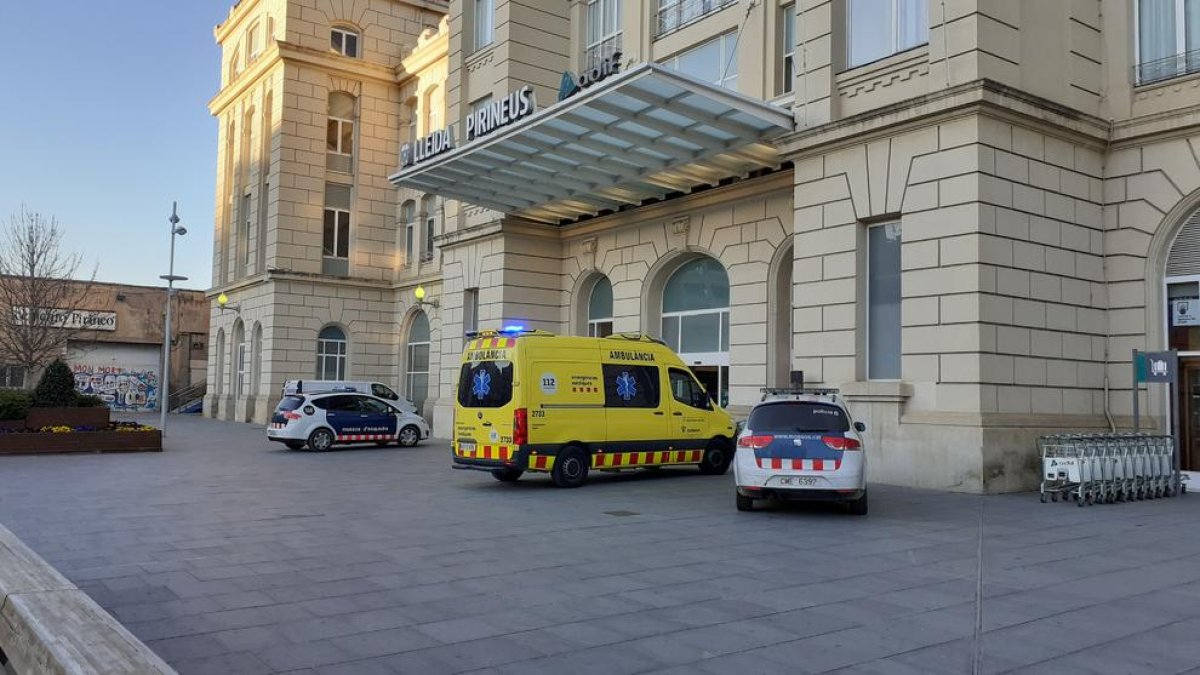 A la estación acudieron una ambulancia y 2 coches de los Mossos. 