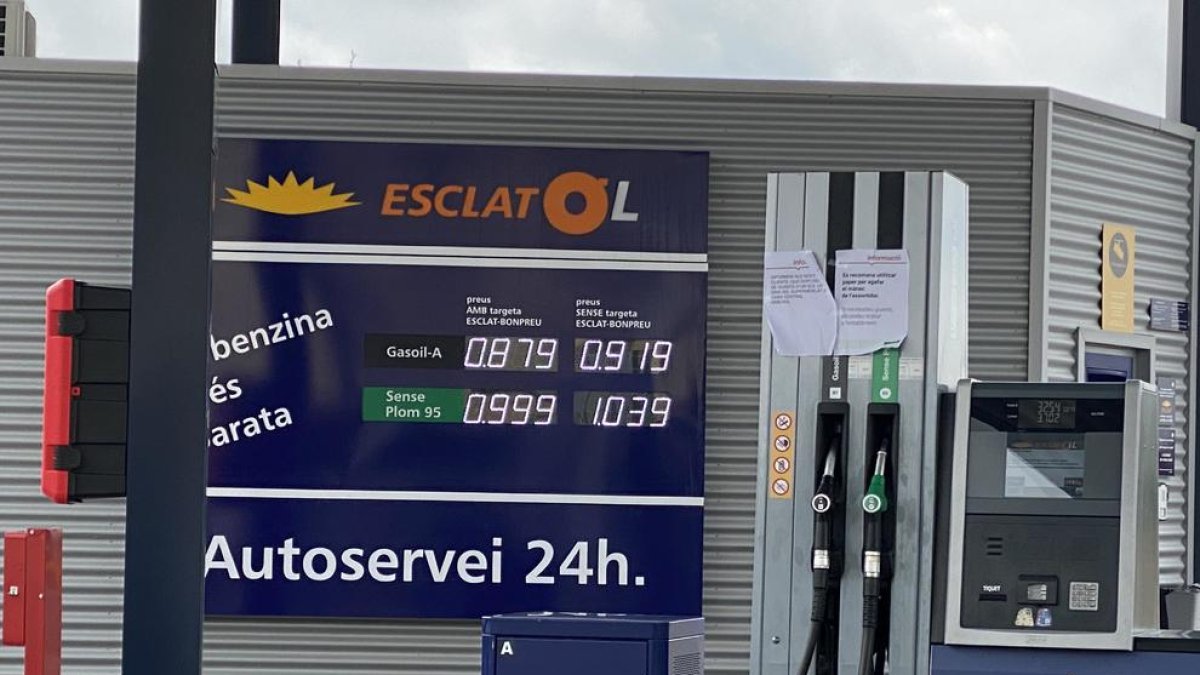 Los precios de los carburantes de una estación de servicio, ayer en Cervera.