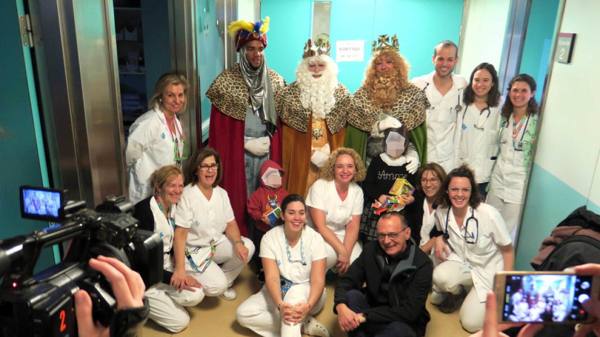 Els Reis i l’alcalde, durant la visita a l’hospital Arnau de Vilanova, ahir.