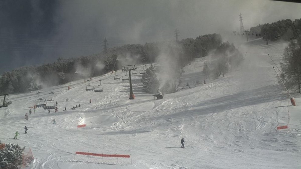 Els canons de neu a les pistes de Baqueira Beret funcionant a ple rendiment.