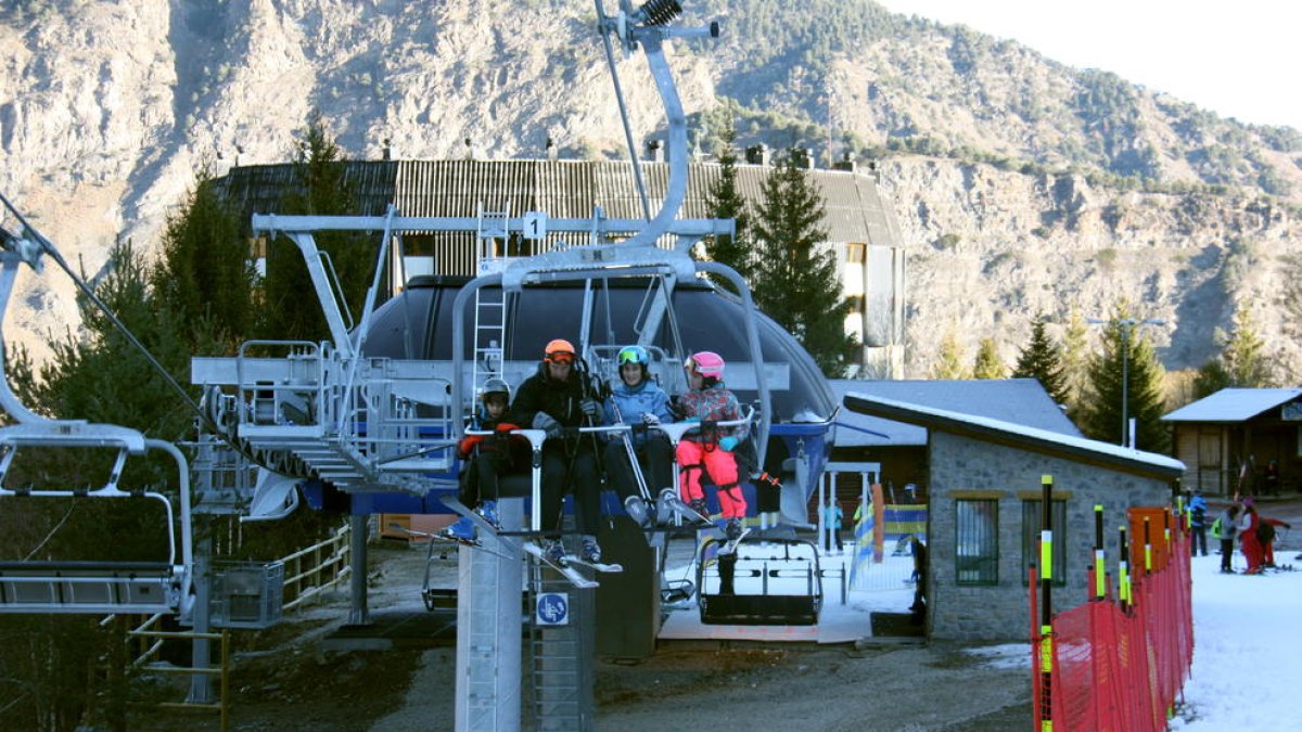 Imagen de archivo de esquiadores en el telesilla La Roca de Espot. 