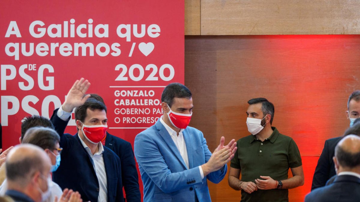 El president Pedro Sánchez acompanyat de Gonzalo Caballero ahir en un acte a la Corunya.