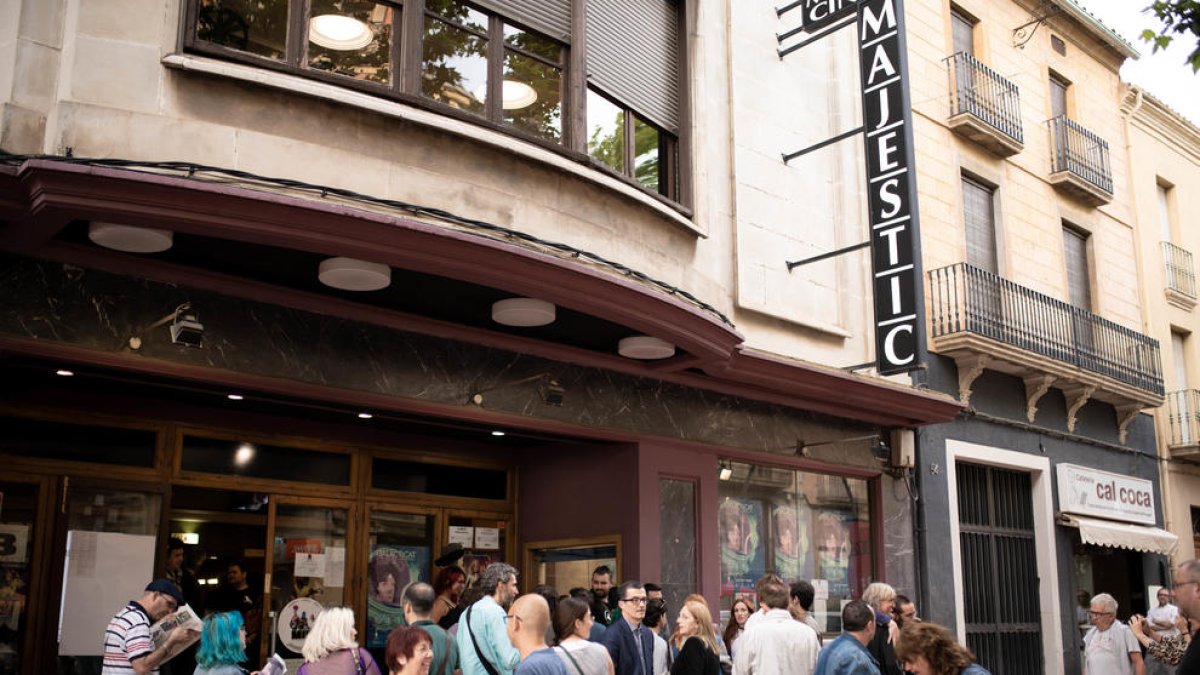 Espectadors esperant per entrar al Cinema Majèstic de Tàrrega en el marc del Galacticat el juny de l'any passat.