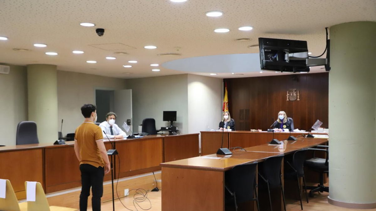 El acusado, durante su declaración ayer en el juicio celebrado en la Audiencia de Lleida. 
