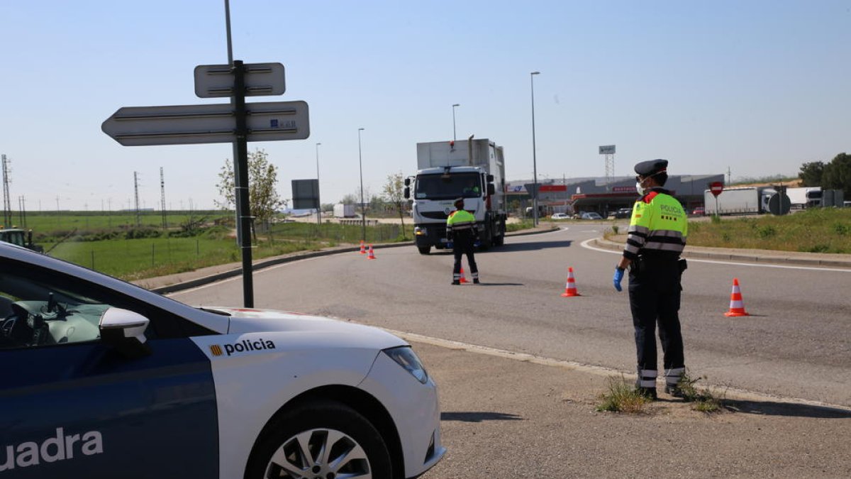 Un control de los Mossos d’Esquadra a principios del mes de abril en Els Alamús. 