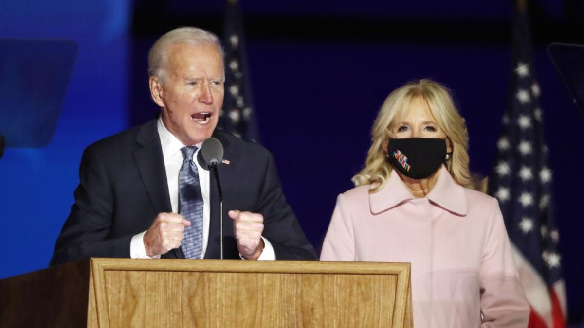 Joe Biden, acompañado de su esposa, se mostró ayer muy optimista y defendió que “nadie nos robará la democracia”.