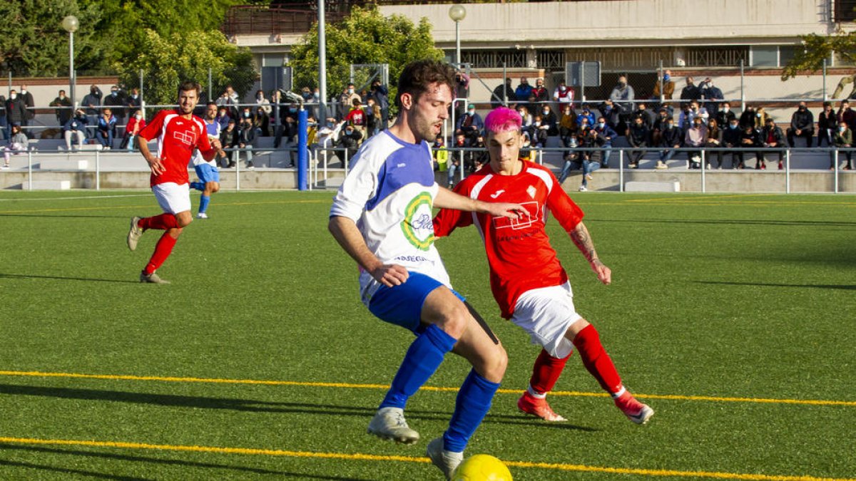 Un jugador del Ponts recibe el esférico ante la presión de un jugador rival.