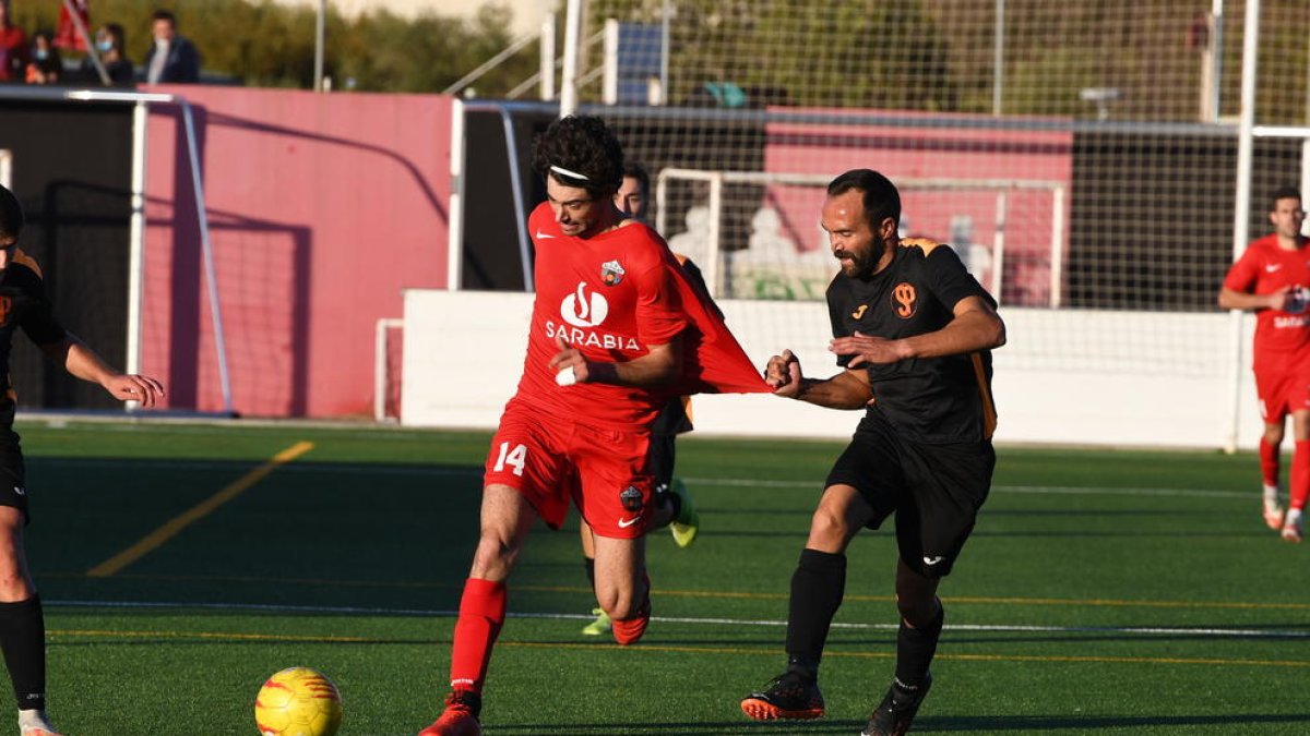 Un defensor del Pinyana prova d’aturar l’avanç de Joan Llull, de l’Alpicat.